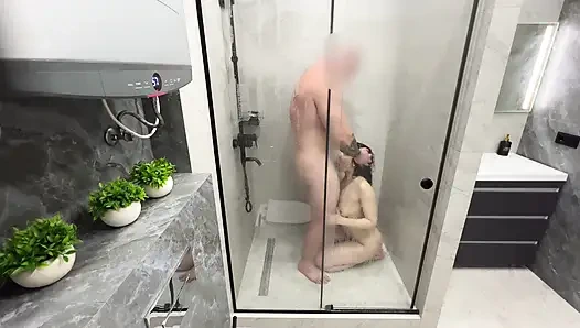 Duşta tutkulu seks