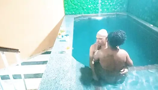 Kayınbiraderim havuzdan sonra benimle yattıktan sonra küvete gittik ve orada bile beni emdi