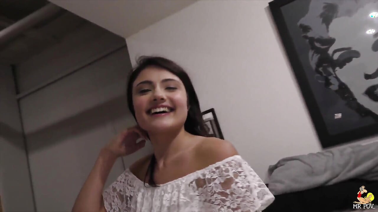 Adria Rae biri amına, ikisi yüzüne alıyor!