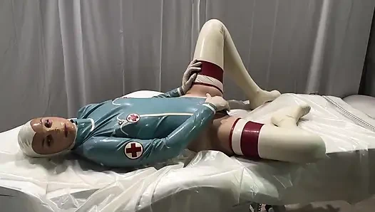 Lateks Danielle - hasta doktoru muayene ediyor ve doktor kendisiyle oynuyor 2angle