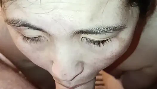 Koreli kadın yarak emiyor, ağzına boşalıyor ve hediye olarak öpüşüyor