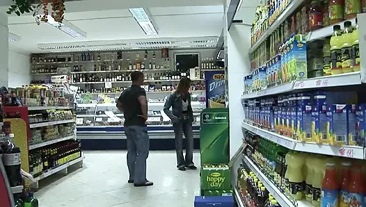 Sürtük hatun süpermarketin ortasında sikiliyor