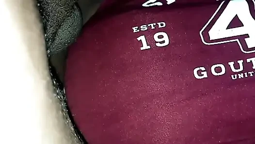 Mahalledeki tüm erkeklerle yatıyor.