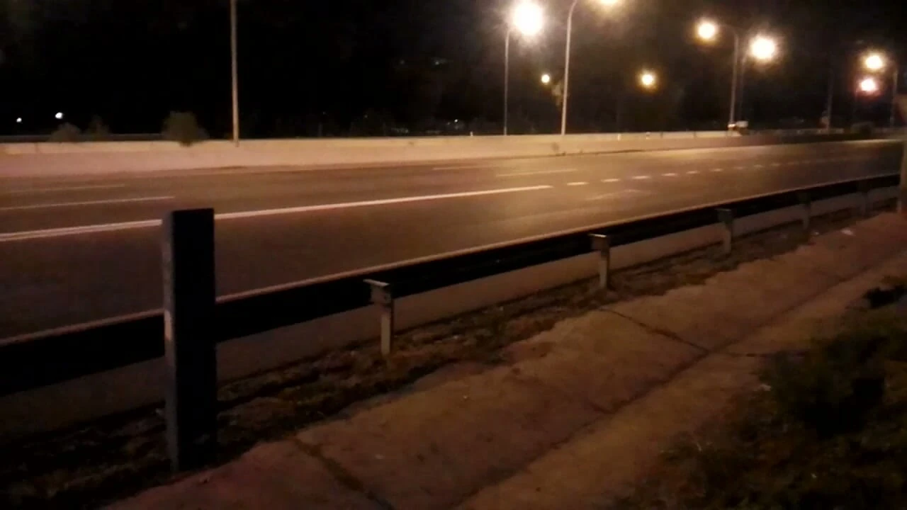 Gece yol kenarında çıplak