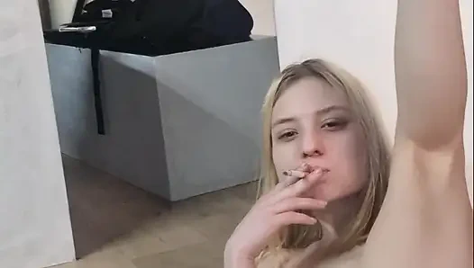 Çiş sigara içen anal parmaklama - sarışın minyon