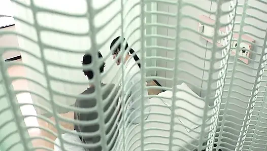 Güzel hemşire Hono onu artık karşı koyamayacağı yasak bir ilişki içine çekiyor