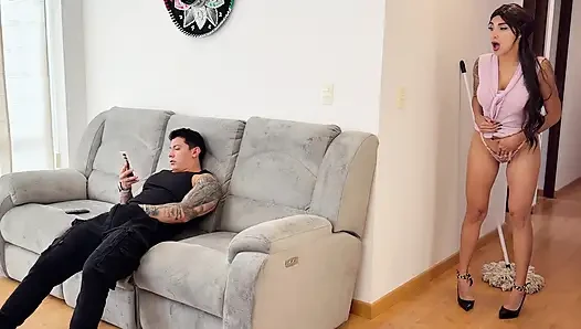 Mastürbasyon yaparken yakalandı! Azgın orta yaşlı seksi kadın üvey oğlunu izlerken amına masaj yapıyor!