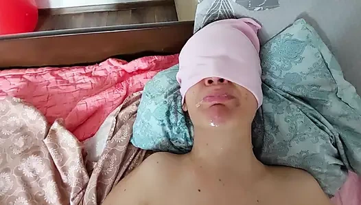 Yatak odasında çılgın amatör çift. Bir partnerle ateşli ön sevişme, vücuda yağ masajı.