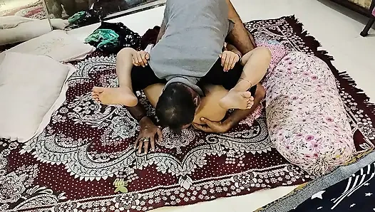 Hintli kadın üvey ateşli meme ucunu minik amcığını emiyor, göğüsler