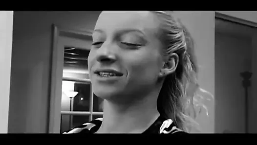 Minyon bebek büyük zenci yarağı tarafından amını genişletiyor