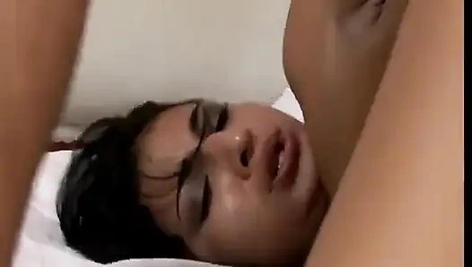 Tatlı esmer mamasita yataktaki tüm pozisyonlarda sikiliyor