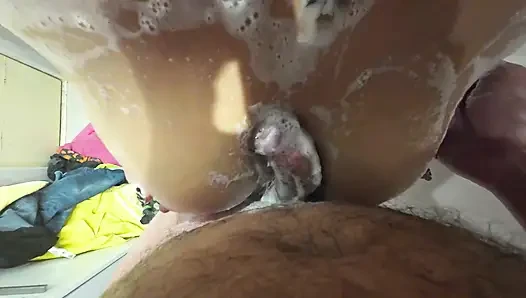 Ateşli amatör memeler duşta sikişiyor. Güzel seksi üvey kız kardeşimden bakış açısı yakın çekim meme sikişi