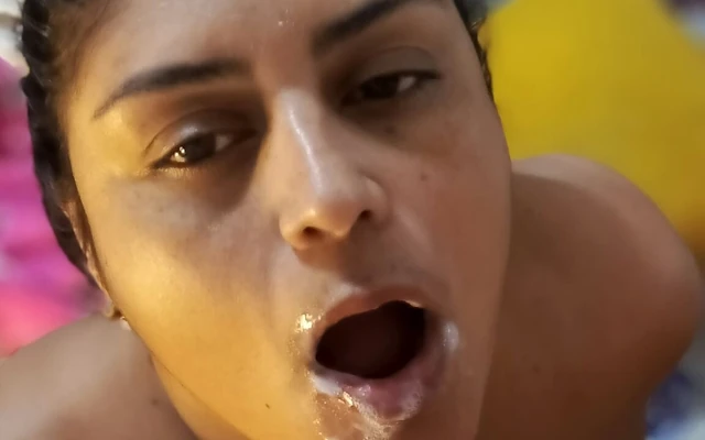 Hintli esmer üvey annem ağzı sütle dolana kadar yarağımı emiyor