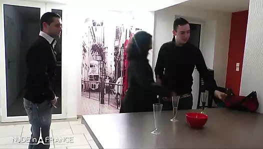 Yaramaz genç erkek avcısı üçlü grup sekste götten sikilmeyi kabul ediyor