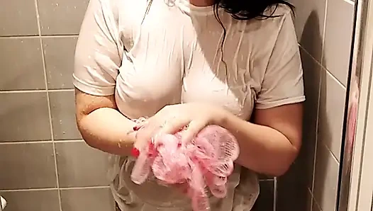 Genç İngiliz esmer ıslak t shirt duşu ve amcık parmakla sikiş orgazmı