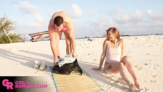 Girlsrimming - minyon amanda clarke ile sahil kenarlarında romantizm