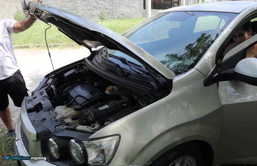 Tamirci ıssız bir yerde mahsur kalan evli kadını sikiyor