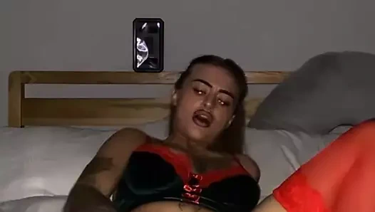 19 yaşındaki dövmeli sürtük kalçaları kamerada geniş parmaklarını açıyor