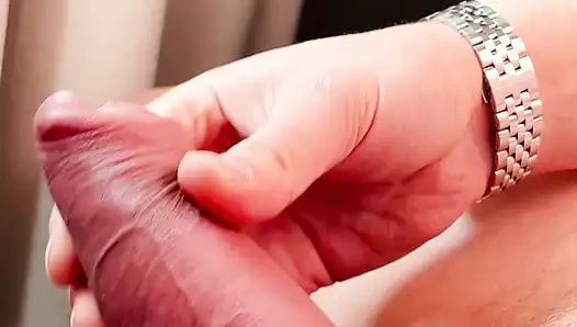 Etimi okşuyor