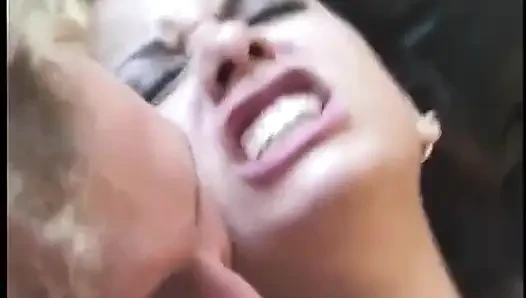 İri göğüslü fahişe büyük yarağa biniyor