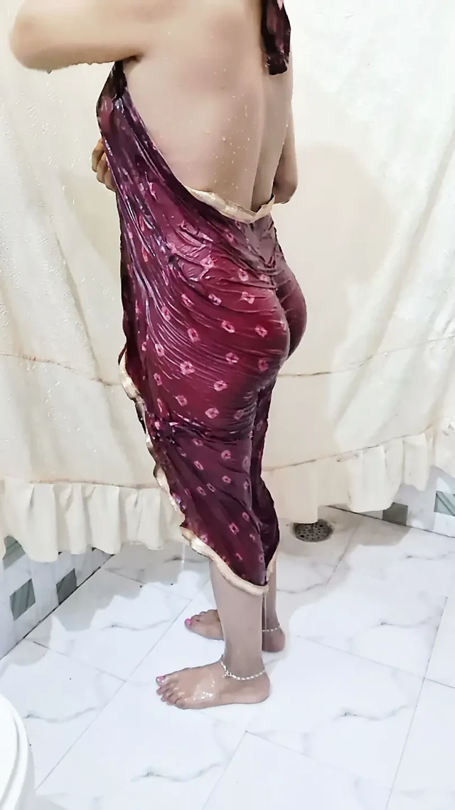 Bengal Bhabhi'nin banyo yaparken çekilmiş çıplak videosunu izlemek sikin su gibi akmasına neden olacak