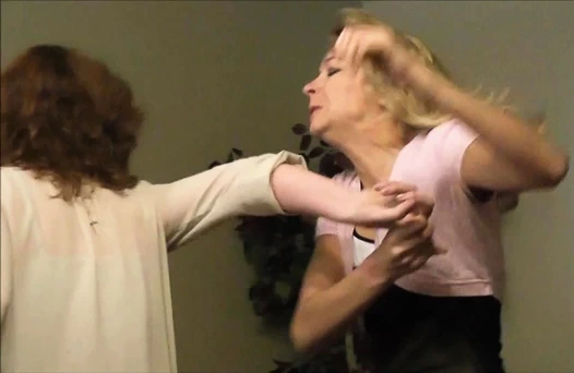 Baskın sarışın! ashley vs catalina yazılı güreş