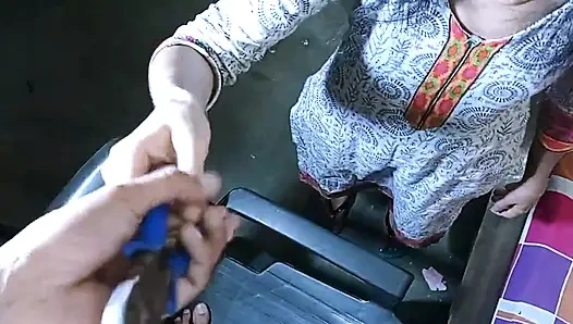 ELECTRICIAN KA KALA MOTA BADA LUND DEKH RAHA NHI GYA WITH AUDIO DESI INDIAN PORN SEX VIDEO