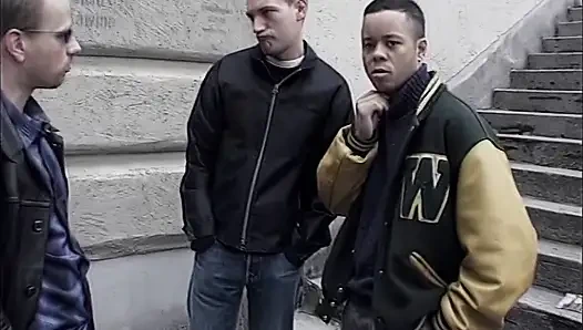 Sarışın video dükkanında üç adam tarafından sikiliyor ve sakso çekiyor