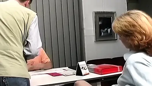 Azgın orta yaşlı seksi kadının kıllı amcığı esnetiliyor ve zonklayan yarakla dolu