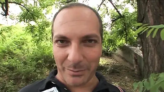 Tatlı sarışın sikiliyor ve götü sert bir yarakla sikiliyor götüne boşalıyor