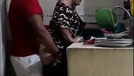 Çalışan bulaşık yıkarken sikiliyor - karım neredeyse bizi yakalıyor