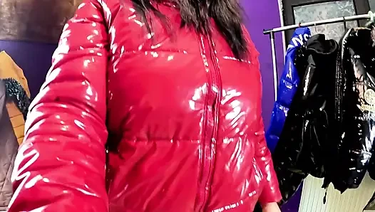 Red Glossy Downjacket bakış açısı. Sigara içme, domaltma ve ceketime çifte boşalma
