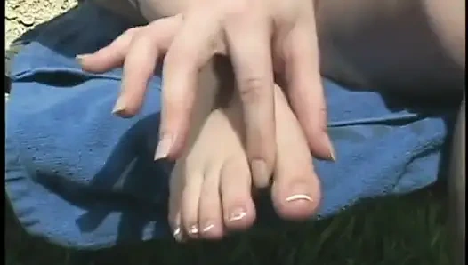 Güzel saçlı güzel Amber Peach amını parmaklarıyla dolduruyor ve ayak parmaklarına ve ayaklarına masaj yapıyor