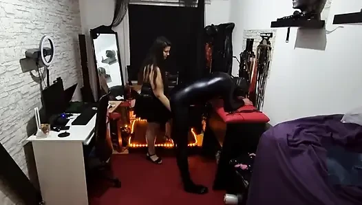 Lateks domme göt deliğini genişletiyor ve ağzı açık damlatıyor