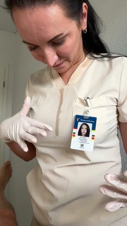 Masöz Bacak Masajı Sırasında Müşteriyi 31 Çekerken Yakalıyor - Sonra Yağlı Göğüslerine Boşalmasına İzin Veriyor | Bölüm 3