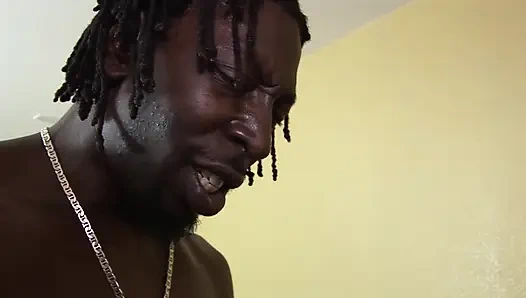 Tatlı beyaz piliç büyük zenci yarağı byron long tarafından götten sikiliyor