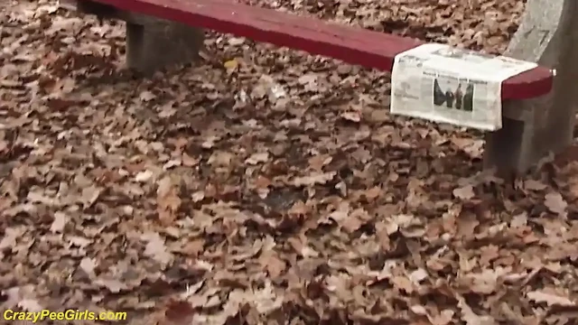 Genç kız parkta işiyor