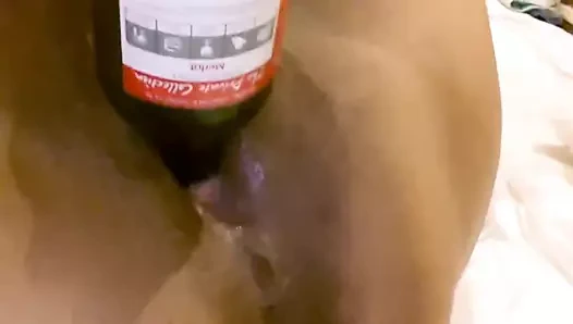 Mimi bir şarap şişesi sikikleri