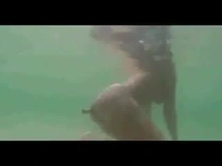 Şişe içinde kedi ve göt