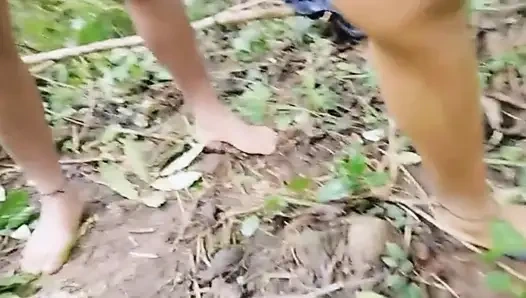 Hintli desi kabile kızı ormanda sahibiyle sakso ve domaltarak seks yapıyor