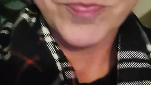 Seksi Amerikalı orta yaşlı seksi kadın işiyor ve mastürbasyon yapıyor