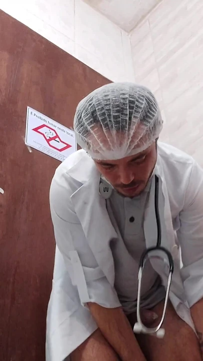 Hemşire hastane banyosunda Asyalı doktorla seks yaparken prezervatifi çıkarıyor | Klip 1