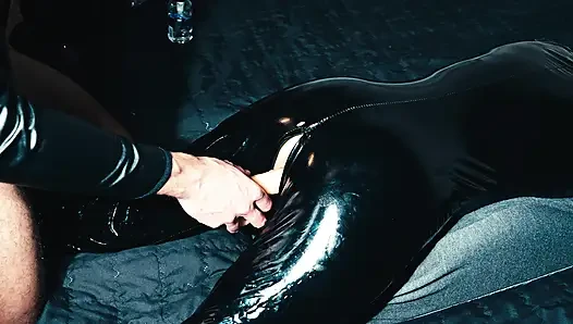 Önce beni dildoyla sikiyor, sonra yarağıyla bana nüfuz ediyor ve kıyafetime bolca boşalıyor