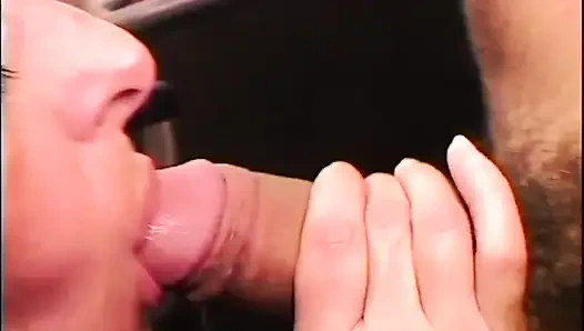 Sarışın orta yaşlı seksi kadın ofiste oral seks yapmayı seviyor