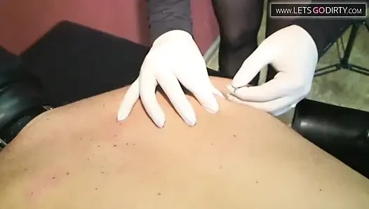 Ateşli adam sırtına ve götüne vibratör takılmışken eğleniyor