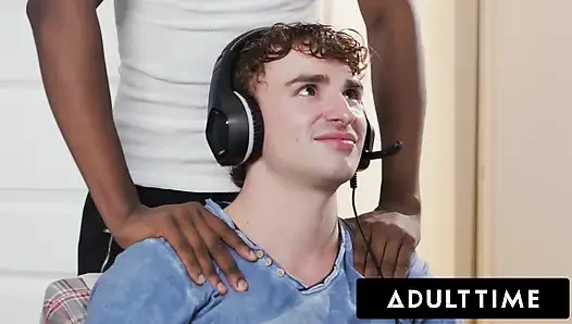 ADULT TIME - oyuncu Ryan Jacobs ve oda arkadaşı Jade Desire omuz masajsını mastürbasyon seansına dönüştürüyor
