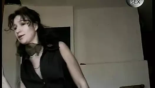 Im Keller besorgt es sich die Notgeile Schlampe