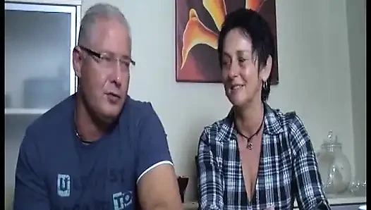 Azgın ev kadınları ateşli olgun seks yapıyor ve ağzına boşalıyor