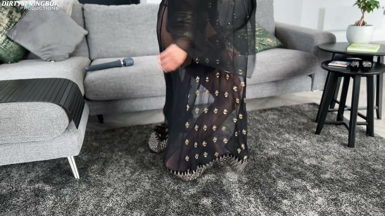 Tesettürlü misafirhane sahibi vibratör buluyor ve boşalıyor