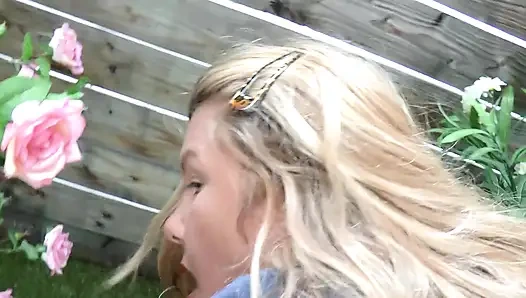 Sarışın iri güzel kadın açık havada meme sikişi ve göte binme çılgınlığı